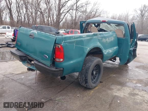 ✅ 2005 Ford F-250 XL • VIN: 1FTSF20P75EC43265 • Lot: 41496196. Wystawiony na IAAI z przebiegiem Nie podano. Bezpłatny archiwum sprzedaży aukcyjnych z USA i szczegółowy raport historii pojazdu na DreamBid. Zdjęcie 4.