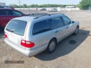 ✅ 1999 Mercedes-Benz E 320 • VIN: WDBJH82F9XX017330 • Lot: 42153871. Listed on IAAI with 247,771 mi. Free auction sales archive from the USA and detailed vehicle history report at DreamBid. Image 4.