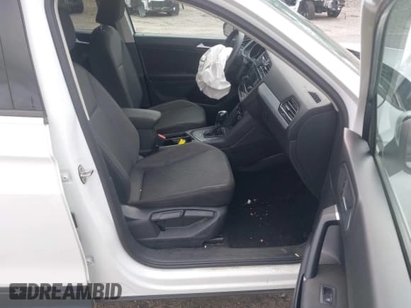 ✅ 2020 Volkswagen Tiguan S • VIN: 3VV1B7AX2LM135213 • Lot: 42670030. Wystawiony na IAAI z przebiegiem 90 124 mil. Bezpłatny archiwum sprzedaży aukcyjnych z USA i szczegółowy raport historii pojazdu na DreamBid. Zdjęcie 5.