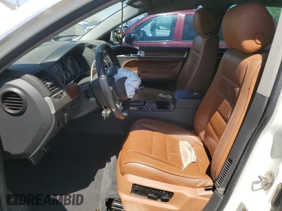 ✅ 2007 Volkswagen Touareg • VIN: WVGZB77L57D056301 • Lot: 60567515. Wystawiony na Copart z przebiegiem 192 922 mil. Bezpłatny archiwum sprzedaży aukcyjnych z USA i szczegółowy raport historii pojazdu na DreamBid. Zdjęcie 7.