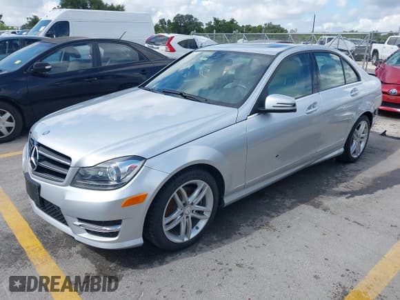 ✅ 2014 Mercedes-Benz C 250 Sport • VIN: WDDGF4HB1EA951907 • Lot: 42580563. Wystawiony na IAAI z przebiegiem 51 592 mil. Bezpłatny archiwum sprzedaży aukcyjnych z USA i szczegółowy raport historii pojazdu na DreamBid. Zdjęcie 2.