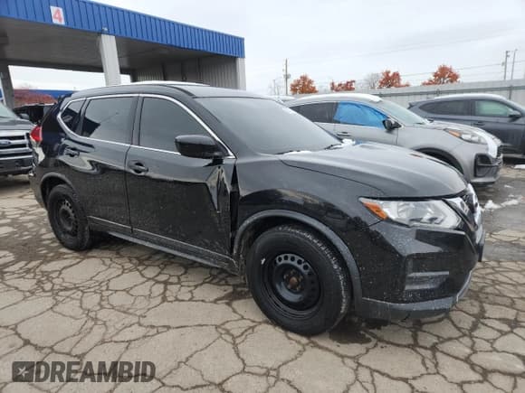 ✅ 2017 Nissan Rogue S • VIN: JN8AT2MV1HW008005 • Lot: 92377615. Wystawiony na Copart z przebiegiem 84 510 mil. Bezpłatny archiwum sprzedaży aukcyjnych z USA i szczegółowy raport historii pojazdu na DreamBid. Zdjęcie 4.