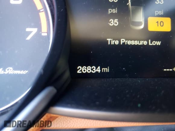 ✅ 2018 Alfa Romeo Giulia • VIN: ZARFAEDN7J7592845 • Lot: 66648432. Wystawiony na Copart z przebiegiem 26 834 mil. Bezpłatny archiwum sprzedaży aukcyjnych z USA i szczegółowy raport historii pojazdu na DreamBid. Zdjęcie 8.