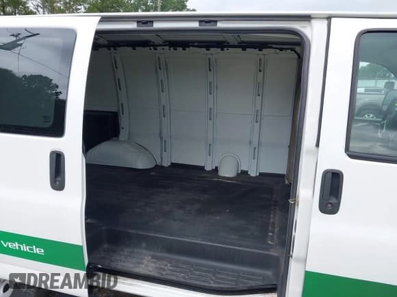 ✅ 2014 Chevrolet Express Cargo • VIN: 1GCWGFCA1E1160368 • Lot: 43070311. Wystawiony na IAAI z przebiegiem 19 192 mil. Bezpłatny archiwum sprzedaży aukcyjnych z USA i szczegółowy raport historii pojazdu na DreamBid. Zdjęcie 8.