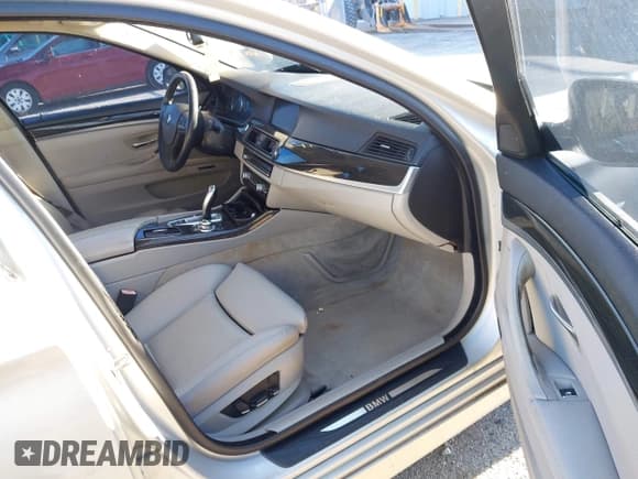 ✅ 2013 BMW 5 Series 535i • VIN: WBAFR7C59DC822829 • Lot: 43423532. Wystawiony na IAAI z przebiegiem 151 583 mil. Bezpłatny archiwum sprzedaży aukcyjnych z USA i szczegółowy raport historii pojazdu na DreamBid. Zdjęcie 5.