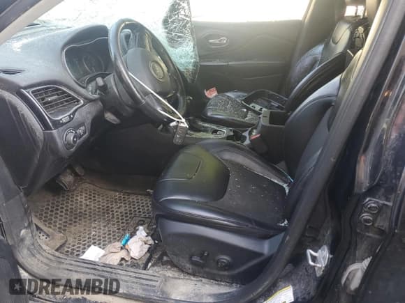 ✅ 2020 Jeep Cherokee Altitude • VIN: 1C4PJMLN1LD550895 • Lot: 62821665. Wystawiony na Copart z przebiegiem 97 971 mil. Bezpłatny archiwum sprzedaży aukcyjnych z USA i szczegółowy raport historii pojazdu na DreamBid. Zdjęcie 7.