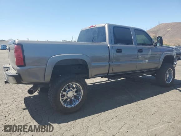 ✅ 2006 Chevrolet Silverado 2500HD LT1 • VIN: 1GCHC23206F130191 • Лот: 65751955. Опубликован ранее на Copart с пробегом 110 163 миль. Бесплатный доступ к архиву аукционных продаж из США и подробный отчёт об истории автомобиля на DreamBid. Изображение 3.