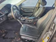 ✅ 2015 BMW 3 Series 328i xDrive • VIN: WBA3B5G55FNS15727 • Lot: 95393305. Wystawiony na Copart z przebiegiem 181 224 mil. Bezpłatny archiwum sprzedaży aukcyjnych z USA i szczegółowy raport historii pojazdu na DreamBid. Zdjęcie 7.