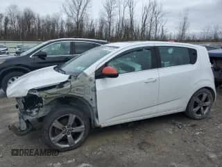 2013 Chevrolet Sonic RS z VIN 1G1JH6SB4D4171078, wystawiony jako Copart lot #45724575 z przebiegiem 146 219 mil mil oraz Szkoda całkowita • Salvage title. Historia ofert i sprzedaży dostępna na DreamBid. Obrazek 1.