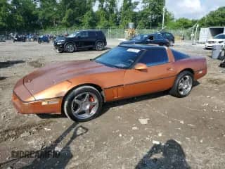 1987 Chevrolet Corvette z VIN 1G1YY2182H5104718, wystawiony jako Copart lot #64417575 z przebiegiem 119 548 mil mil oraz Nie do naprawy • Non repairable. Historia ofert i sprzedaży dostępna na DreamBid. Obrazek 1.