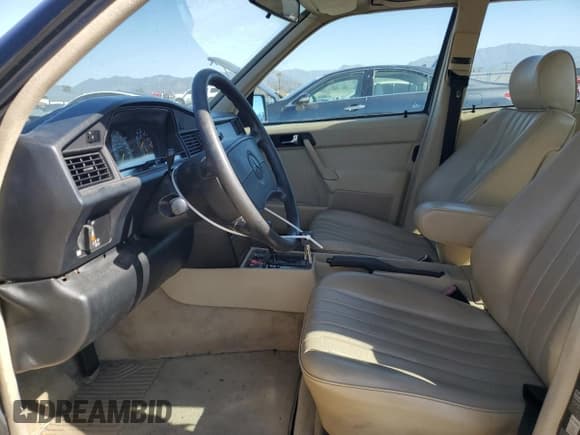 ✅ 1991 Mercedes-Benz 190 • VIN: WDBDA29D8MF815385 • Lot: 46130465. Wystawiony na Copart z przebiegiem 252 838 mil. Bezpłatny archiwum sprzedaży aukcyjnych z USA i szczegółowy raport historii pojazdu na DreamBid. Zdjęcie 7.