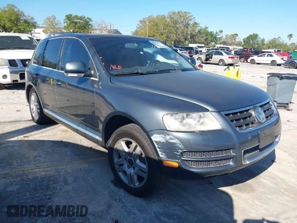 ✅ 2005 Volkswagen Touareg 4.2L V8 • VIN: WVGMM77LX5D081051 • Lot: 41764545. Wystawiony na IAAI z przebiegiem 214 205 mil. Bezpłatny archiwum sprzedaży aukcyjnych z USA i szczegółowy raport historii pojazdu na DreamBid. Zdjęcie 1.