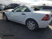 ✅ 1998 Mercedes-Benz SLK 230/320 • VIN: WDBKK47F3WF032224 • Lot: 81999695. Wystawiony na Copart z przebiegiem 157 548 mil. Bezpłatny archiwum sprzedaży aukcyjnych z USA i szczegółowy raport historii pojazdu na DreamBid. Zdjęcie 2.