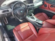 ✅ 2012 BMW 3 Series 335is • VIN: WBAKG1C53CJ217135 • Лот: 70069585. Опубликован ранее на Copart с пробегом 79 608 миль. Бесплатный доступ к архиву аукционных продаж из США и подробный отчёт об истории автомобиля на DreamBid. Изображение 8.