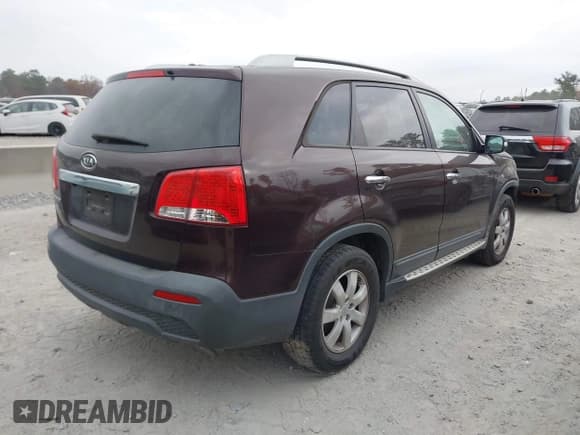 ✅ 2011 Kia Sorento LX • VIN: 5XYKT3A14BG125184 • Lot: 43722503. Wystawiony na IAAI z przebiegiem 257 937 mil. Bezpłatny archiwum sprzedaży aukcyjnych z USA i szczegółowy raport historii pojazdu na DreamBid. Zdjęcie 4.