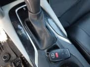 ✅ 2023 Toyota Corolla Cross LE • VIN: 7MUCAABG5PV045801 • Lot: 43504678. Wystawiony na IAAI z przebiegiem 24 996 mil. Bezpłatny archiwum sprzedaży aukcyjnych z USA i szczegółowy raport historii pojazdu na DreamBid. Zdjęcie 11.