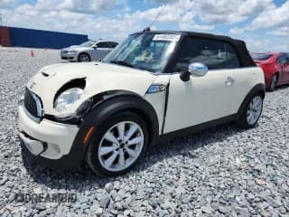 ✅ 2015 MINI Convertible S • VIN: WMWZP3C50F2A91635 • Lot: 61482285. Wystawiony na Copart z przebiegiem 105 437 mil. Bezpłatny archiwum sprzedaży aukcyjnych z USA i szczegółowy raport historii pojazdu na DreamBid. Zdjęcie 1.