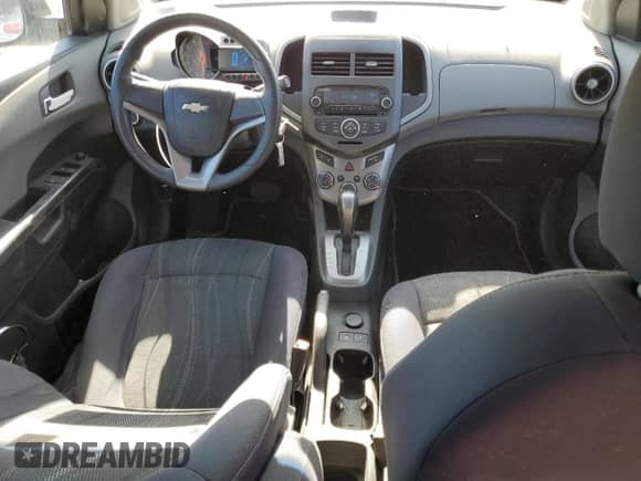 2012 Chevrolet Sonic LT z VIN 1G1JC5SB6C4222278, wystawiony jako Copart lot #57499805 z przebiegiem 151 199 mil mil oraz Nie do naprawy • Non repairable. Historia ofert i sprzedaży dostępna na DreamBid. Obrazek 8.