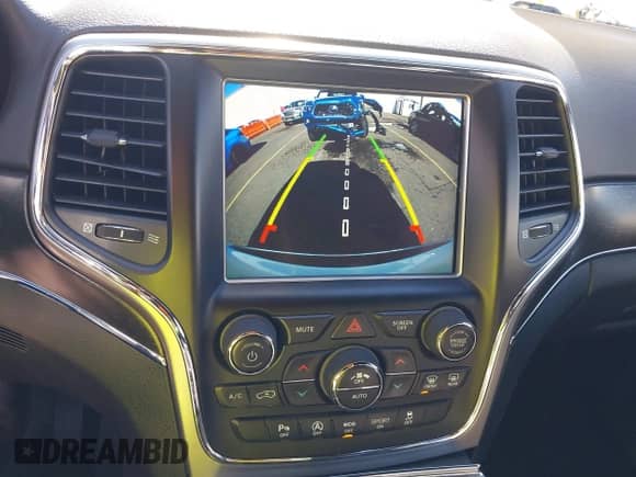 2018 Jeep Grand Cherokee Sterling z VIN 1C4RJFBGXJC267146, wystawiony jako IAAI lot #43411533 z przebiegiem 58 843 mil mil oraz . Historia ofert i sprzedaży dostępna na DreamBid. Obrazek 18.