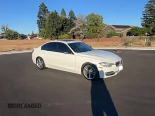 2013 BMW 3 Series 328i z VIN WBA3C1G51DNR47002, wystawiony jako Copart lot #89446825 z przebiegiem 138 718 mil mil oraz Czysty tytuł • Clean title. Historia ofert i sprzedaży dostępna na DreamBid. Obrazek 1.