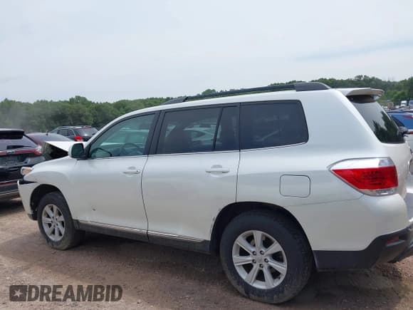 ✅ 2013 Toyota Highlander Plus • VIN: 5TDBK3EH7DS243892 • Lot: 42830358. Listed on IAAI with Not provided. Free auction sales archive from the USA and detailed vehicle history report at DreamBid. Image 13.