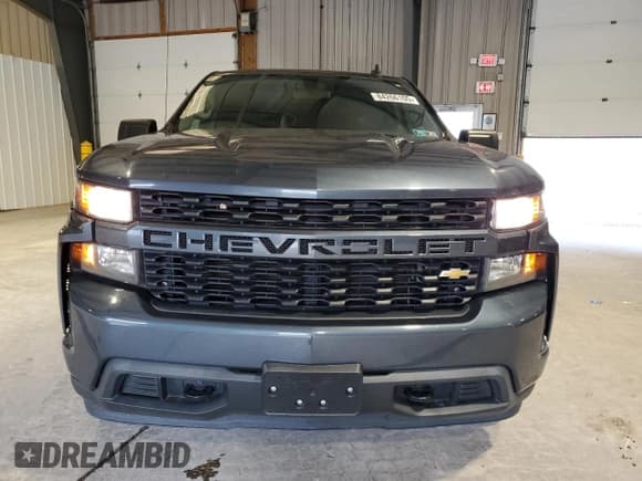 ✅ 2019 Chevrolet Silverado 1500 Custom • VIN: 1GCRWBEH0KZ346015 • Lot: 84266105. Wystawiony na Copart z przebiegiem 89 805 mil. Bezpłatny archiwum sprzedaży aukcyjnych z USA i szczegółowy raport historii pojazdu na DreamBid. Zdjęcie 5.