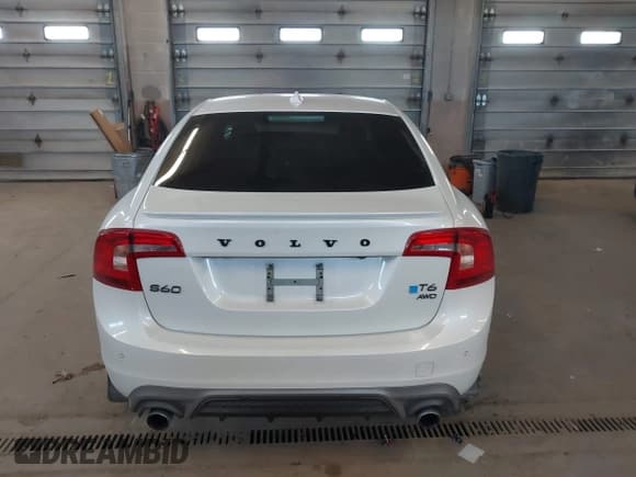 ✅ 2015 Volvo S60 T6 R-Design Platinum • VIN: YV1902THXF2313472 • Lot: 41454201. Wystawiony na IAAI z przebiegiem 64 106 mil. Bezpłatny archiwum sprzedaży aukcyjnych z USA i szczegółowy raport historii pojazdu na DreamBid. Zdjęcie 17.