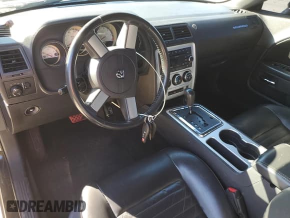 ✅ 2010 Dodge Challenger SE • VIN: 2B3CJ4DV5AH120303 • Lot: 88546555. Wystawiony na Copart z przebiegiem 173 473 mil. Bezpłatny archiwum sprzedaży aukcyjnych z USA i szczegółowy raport historii pojazdu na DreamBid. Zdjęcie 8.