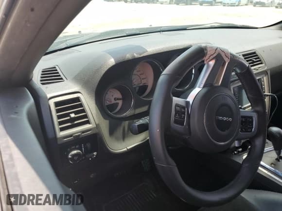 ✅ 2014 Dodge Challenger SRT-8 • VIN: 2C3CDYCJ1EH100216 • Lot: 57844795. Wystawiony na Copart z przebiegiem Nie podano. Bezpłatny archiwum sprzedaży aukcyjnych z USA i szczegółowy raport historii pojazdu na DreamBid. Zdjęcie 9.