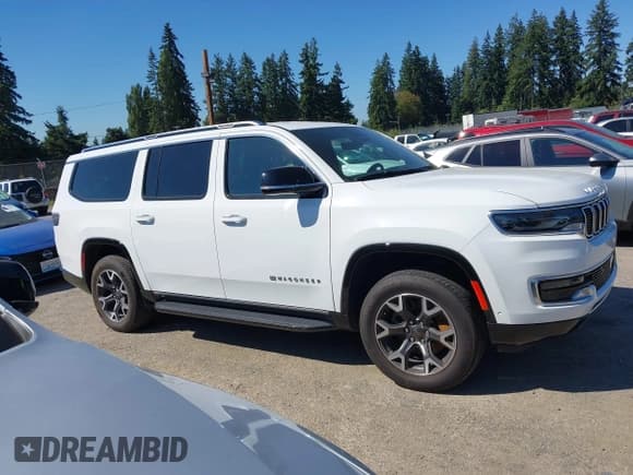 ✅ 2023 Jeep Wagoneer Series III • VIN: 1C4SJSDP1PS540612 • Lot: 43062708. Wystawiony na IAAI z przebiegiem 65 109 mil. Bezpłatny archiwum sprzedaży aukcyjnych z USA i szczegółowy raport historii pojazdu na DreamBid. Zdjęcie 13.