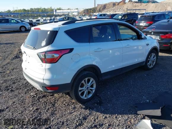 2018 Ford Escape SE z VIN 1FMCU9GD7JUC68368, wystawiony jako IAAI lot #43336557 z przebiegiem 104 766 mil mil oraz . Historia ofert i sprzedaży dostępna na DreamBid. Obrazek 4.