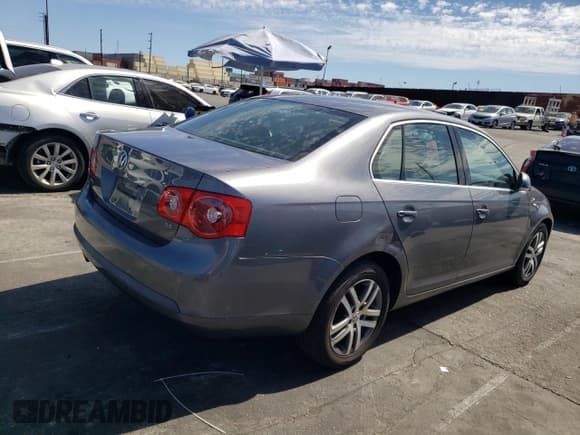 ✅ 2006 Volkswagen Jetta 2.5L • VIN: 3VWRF71KX6M711867 • Лот: 84930485. Опубликован ранее на Copart с пробегом 121 950 миль. Бесплатный доступ к архиву аукционных продаж из США и подробный отчёт об истории автомобиля на DreamBid. Изображение 3.