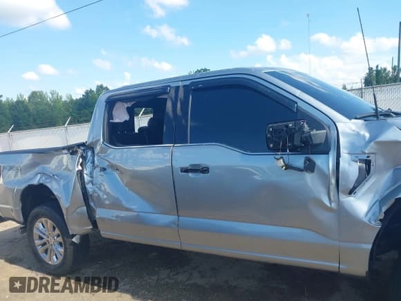 ✅ 2025 Ford F-150 Lariat • VIN: 1FTFW5L50SKD42245 • Lot: 42659242. Wystawiony na IAAI z przebiegiem 5 666 mil. Bezpłatny archiwum sprzedaży aukcyjnych z USA i szczegółowy raport historii pojazdu na DreamBid. Zdjęcie 17.