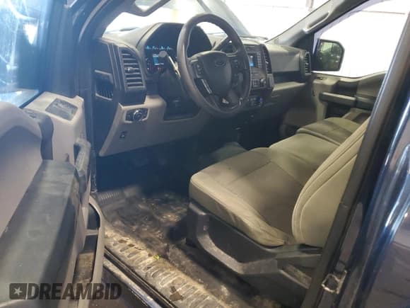 ✅ 2016 Ford F-150 XL • VIN: 1FTMF1E80GKD40557 • Lot: 61587045. Wystawiony na Copart z przebiegiem 109 882 mil. Bezpłatny archiwum sprzedaży aukcyjnych z USA i szczegółowy raport historii pojazdu na DreamBid. Zdjęcie 8.