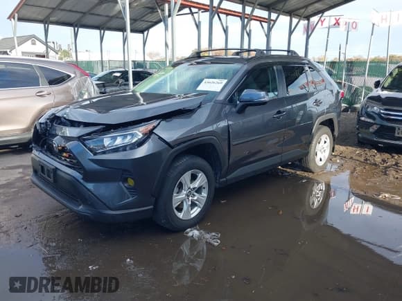 ✅ 2021 Toyota RAV4 XLE • VIN: 2T3P1RFV8MC182584 • Лот: 43626269. Опубликован ранее на IAAI с пробегом 67 830 миль. Бесплатный доступ к архиву аукционных продаж из США и подробный отчёт об истории автомобиля на DreamBid. Изображение 2.
