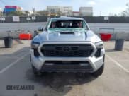 ✅ 2024 Toyota Tacoma SR5 • VIN: 3TMLB5JN5RM000794 • Lot: 43782792. Wystawiony na IAAI z przebiegiem 12 877 mil. Bezpłatny archiwum sprzedaży aukcyjnych z USA i szczegółowy raport historii pojazdu na DreamBid. Zdjęcie 12.