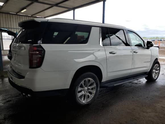 2023 Chevrolet Suburban Premier with VIN 1GNSKFKD2PR541490, listed as a Copart auction lot 58934005 with 25,796 mi miles and Salvage title. Bid and sale history available at DreamBid. Image 3.