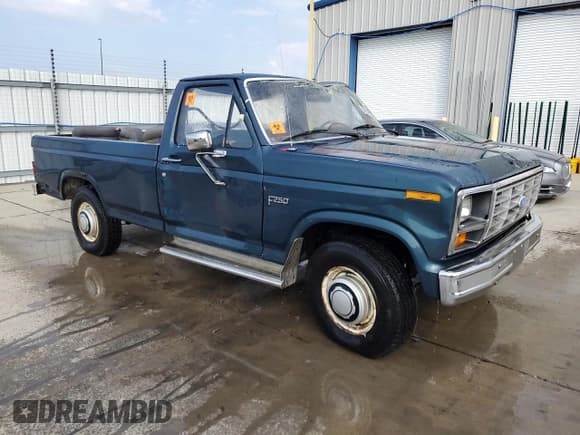 ✅ 1983 Ford F-250 • VIN: 1FTFF25F4DKA42392 • Lot: 69082485. Wystawiony na Copart z przebiegiem 51 814 mil. Bezpłatny archiwum sprzedaży aukcyjnych z USA i szczegółowy raport historii pojazdu na DreamBid. Zdjęcie 4.