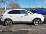 ✅ 2015 Lincoln MKC • VIN: 5LMTJ2AH3FUJ03644 • Lot: 43808358. Wystawiony na IAAI z przebiegiem 168 791 mil. Bezpłatny archiwum sprzedaży aukcyjnych z USA i szczegółowy raport historii pojazdu na DreamBid. Zdjęcie 13.