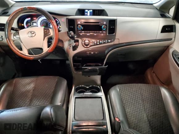 ✅ 2011 Toyota Sienna SE • VIN: 5TDXK3DC0BS120847 • Lot: 81500935. Listed on Copart with 201,932 mi. Free auction sales archive from the USA and detailed vehicle history report at DreamBid. Image 8.