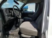 ✅ 2015 Chevrolet Express Cargo • VIN: 1GCWGFCF9F1233046 • Lot: 71058955. Wystawiony na Copart z przebiegiem 212 481 mil. Bezpłatny archiwum sprzedaży aukcyjnych z USA i szczegółowy raport historii pojazdu na DreamBid. Zdjęcie 7.