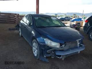 2014 Chevrolet Cruze LS z VIN 1G1PA5SH9E7147176, wystawiony jako IAAI lot #43246930 z przebiegiem 147 804 mil mil oraz . Historia ofert i sprzedaży dostępna na DreamBid. Obrazek 1.