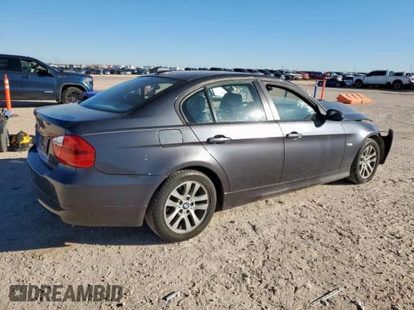 2006 BMW 3 Series 325i z VIN WBAVB13546PT26281, wystawiony jako Copart lot #85391915 z przebiegiem 56 591 mil mil oraz Szkoda całkowita • Salvage title. Historia ofert i sprzedaży dostępna na DreamBid. Obrazek 3.