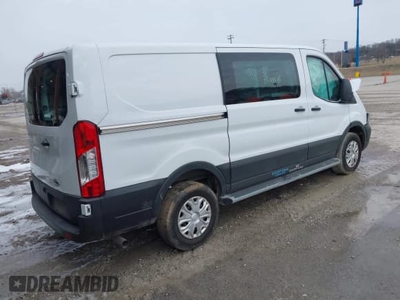 ✅ 2020 Ford Transit Cargo • VIN: 1FTBR1Y84LKB05972 • Lot: 41496329. Wystawiony na IAAI z przebiegiem Nie podano. Bezpłatny archiwum sprzedaży aukcyjnych z USA i szczegółowy raport historii pojazdu na DreamBid. Zdjęcie 4.