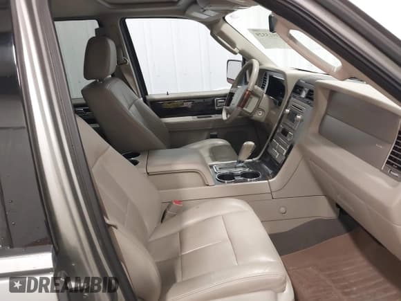 ✅ 2008 Lincoln Navigator • VIN: 5LMFU285X8LJ12365 • Lot: 43915529. Listed on IAAI with 176,781 mi. Free auction sales archive from the USA and detailed vehicle history report at DreamBid. Image 5.