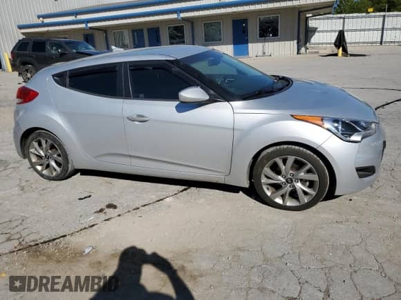 2016 Hyundai Veloster z VIN KMHTC6AD9GU269041, wystawiony jako Copart lot #70952574 z przebiegiem 146 798 mil mil oraz Szkoda całkowita • Salvage title. Historia ofert i sprzedaży dostępna na DreamBid. Obrazek 4.