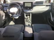 ✅ 2023 Toyota Corolla Cross LE • VIN: 7MUBAABG8PV048459 • Lot: 71479785. Wystawiony na Copart z przebiegiem 12 554 mil. Bezpłatny archiwum sprzedaży aukcyjnych z USA i szczegółowy raport historii pojazdu na DreamBid. Zdjęcie 8.