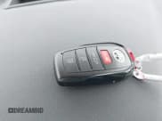 ✅ 2025 Toyota Camry SE • VIN: 4T1DAACK7SU168212 • Lot: 43653748. Wystawiony na IAAI z przebiegiem 7 672 mil. Bezpłatny archiwum sprzedaży aukcyjnych z USA i szczegółowy raport historii pojazdu na DreamBid. Zdjęcie 11.