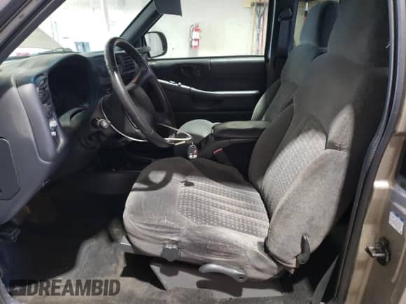 ✅ 2002 Chevrolet S-10 LS • VIN: 1GCCS19W228240384 • Lot: 86144875. Listed on Copart with 85,653 mi. Free auction sales archive from the USA and detailed vehicle history report at DreamBid. Image 7.