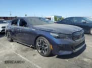 ✅ 2024 BMW i5 M60 • VIN: WBY43FK03RCP74018 • Lot: 67094515. Wystawiony na Copart z przebiegiem 14 317 mil. Bezpłatny archiwum sprzedaży aukcyjnych z USA i szczegółowy raport historii pojazdu na DreamBid. Zdjęcie 4.